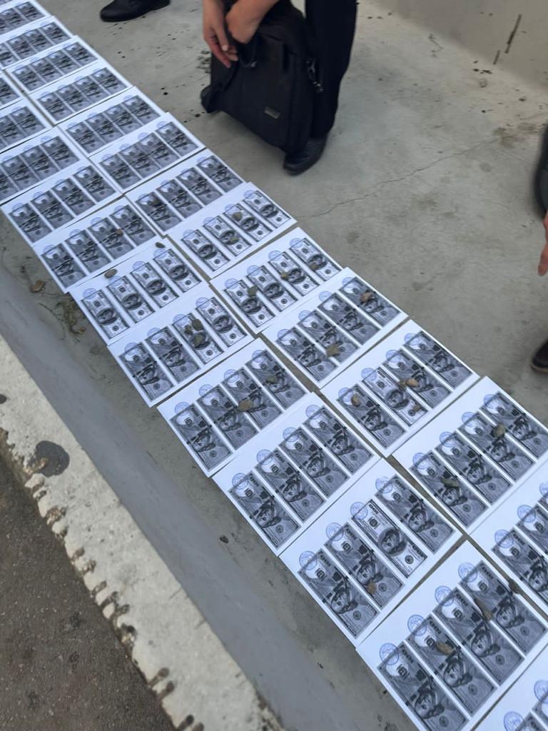 Чүйдө прокуратуранын кызматкери 20 миң долларлык пара алып жаткан жеринен кармалды