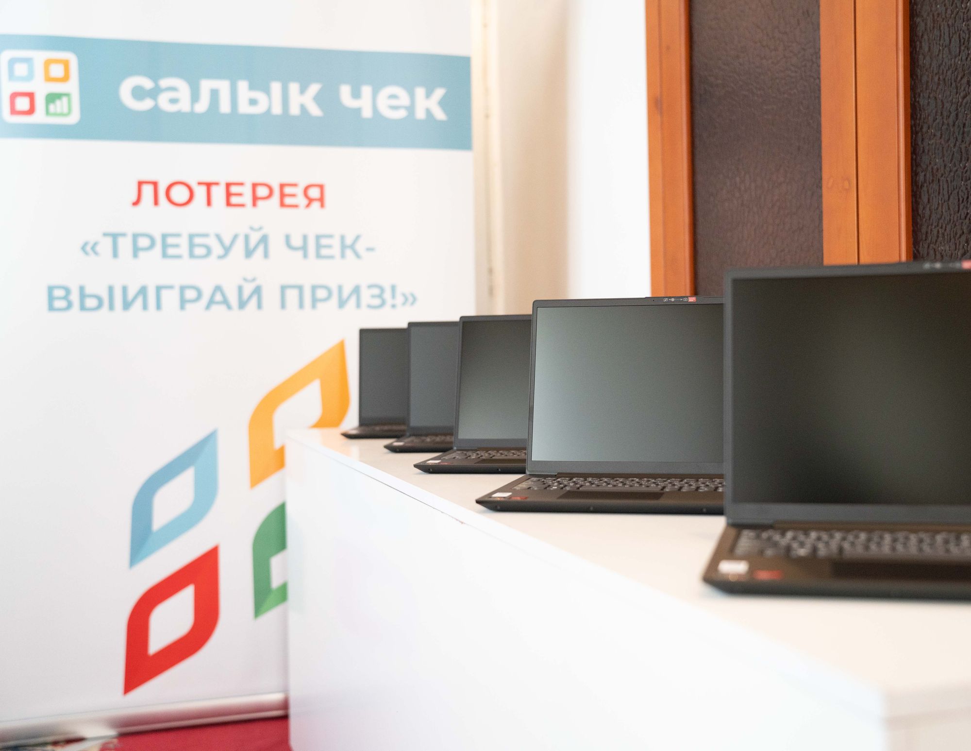 Салык кызматы лотереянын жеңүүчүлөрүнө байгелерди тапшыра баштады