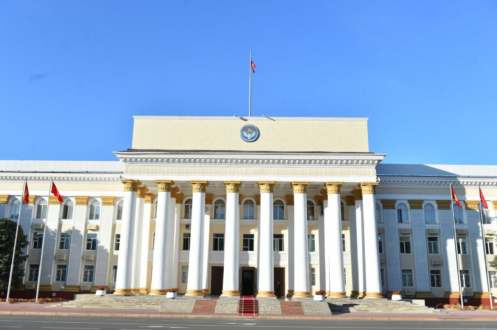 Министрликтердин жетекчилеринин 14 орун басарларынын саны кыскартылды