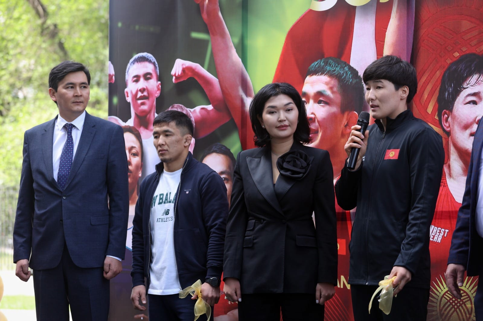 «Альянс Алтын» өнөктөштөр менен бирге күрөш боюнча Азия чемпиондоруна унааларды тапшырды