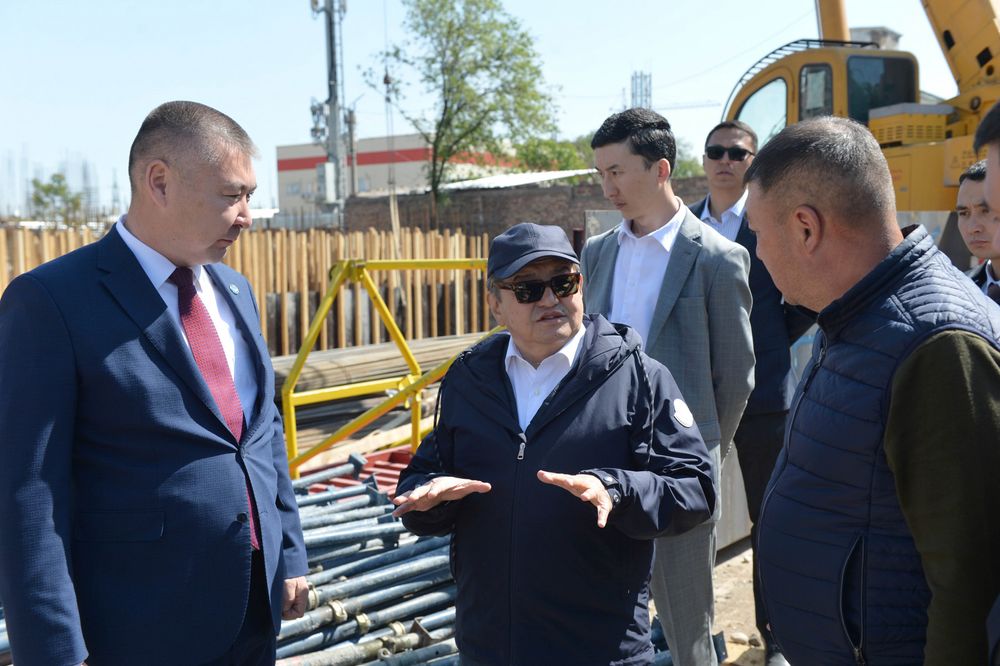 Акылбек Жапаров мурдагы № 47 түзөтүү колониясынын ордундагы турак жайдын курулушу менен таанышты изображение публикации