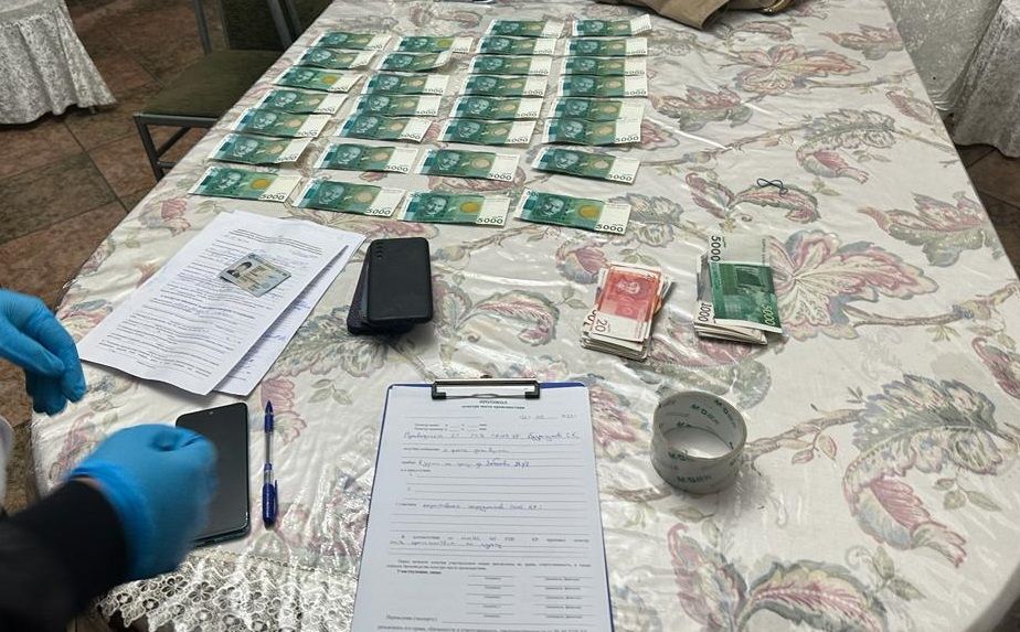 Чет элдик жаран салыкчыга 150 миң сомдук пара берип жаткан жеринен кармалды изображение публикации