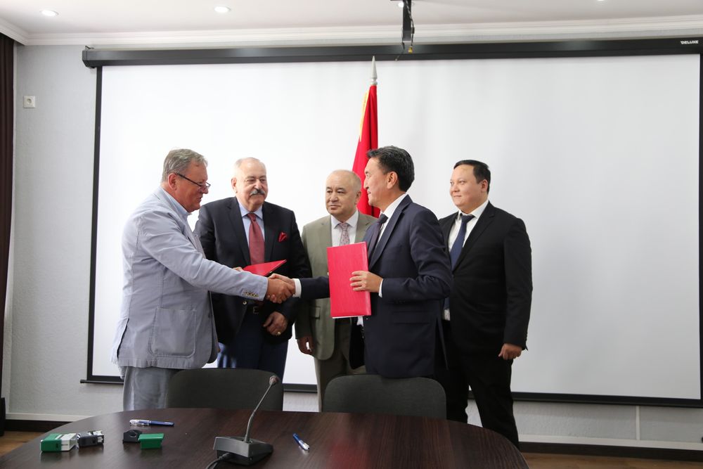 Эмгек министрлиги жарандарды көбүрөөк миграцияга жөнөтүү максатында дагы бир келишим түздү — Польша изображение публикации