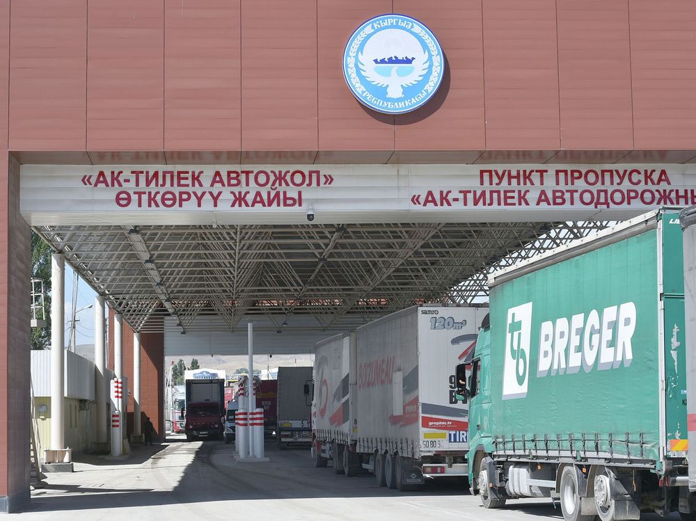 Кыргыз-казак чек арасында 500 чамасында жүк ташуучу унаа өтпөй турат изображение публикации