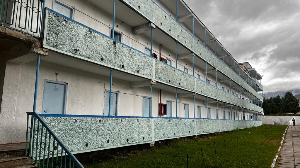 Садыр Жапаров Ысык-Көлдөгү эски 15 пансионатты жаңыртып иштетүүгө инвесторлорду чакырды изображение публикации