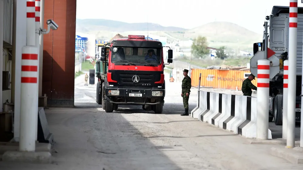 Казакстандын Финансы министрлиги унаалардын чек арадан өткөрүлбөй жатканын атайын операция менен байланыштырып койду изображение публикации