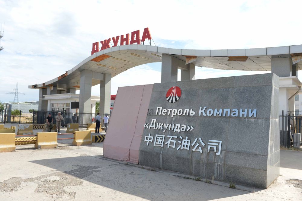 Акылбек Жапаров Чүй облусундагы бир катар өнөр жай ишканаларына барды изображение публикации