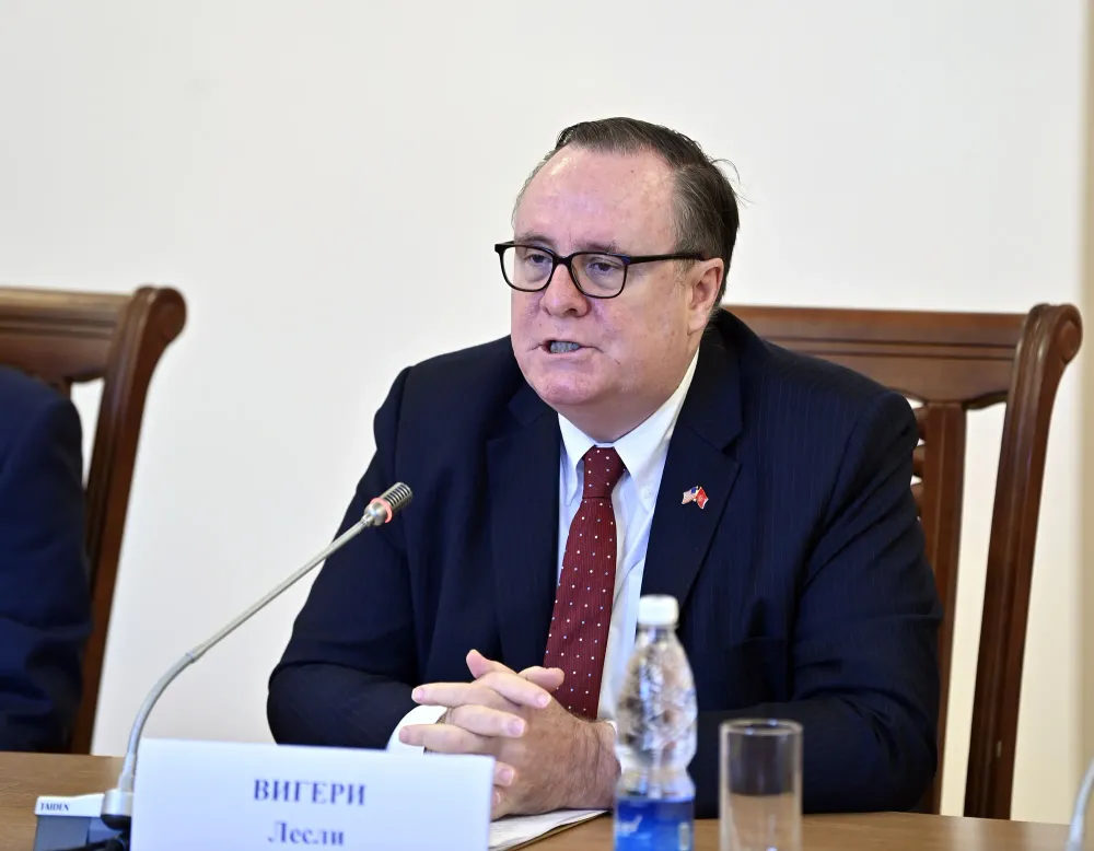 АКШ кыргызстандыктар үчүн визанын мөөнөтүн узартууну карап жатат — элчи Лесли Вигери изображение публикации