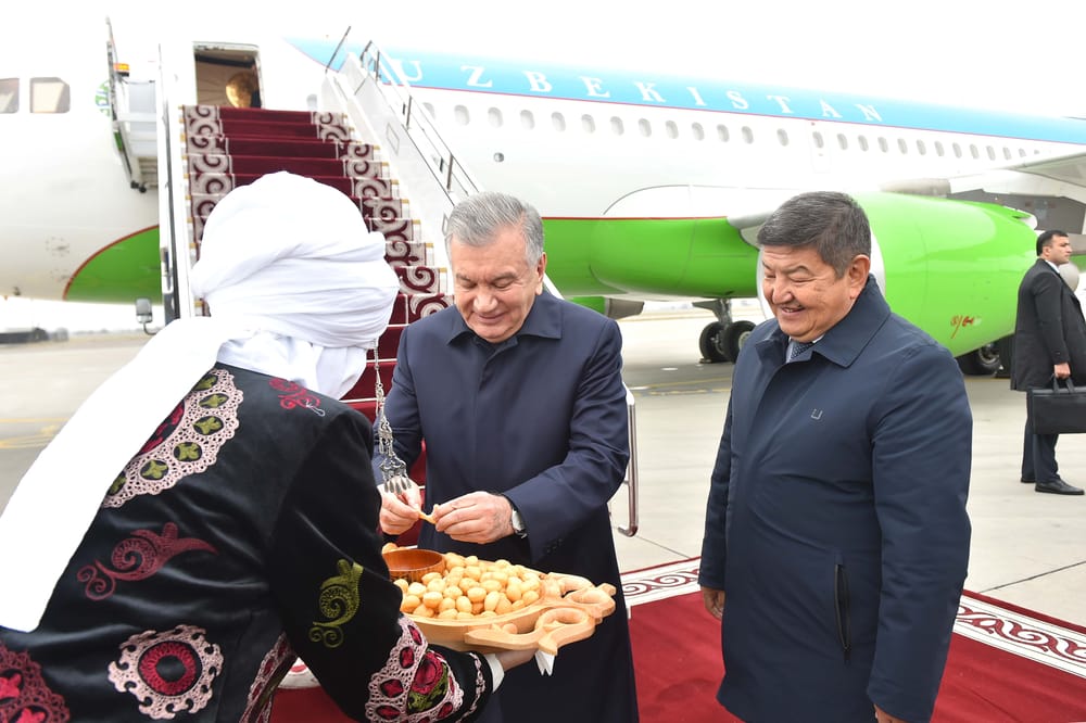 Өзбекстандын президенти Шавкат Мирзиеев Кыргызстанга келди изображение публикации