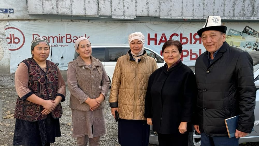 Эмгек министри Кара-Суудагы социалдык контракт түзгөн үй-бүлөлөрдү кыдырды изображение публикации