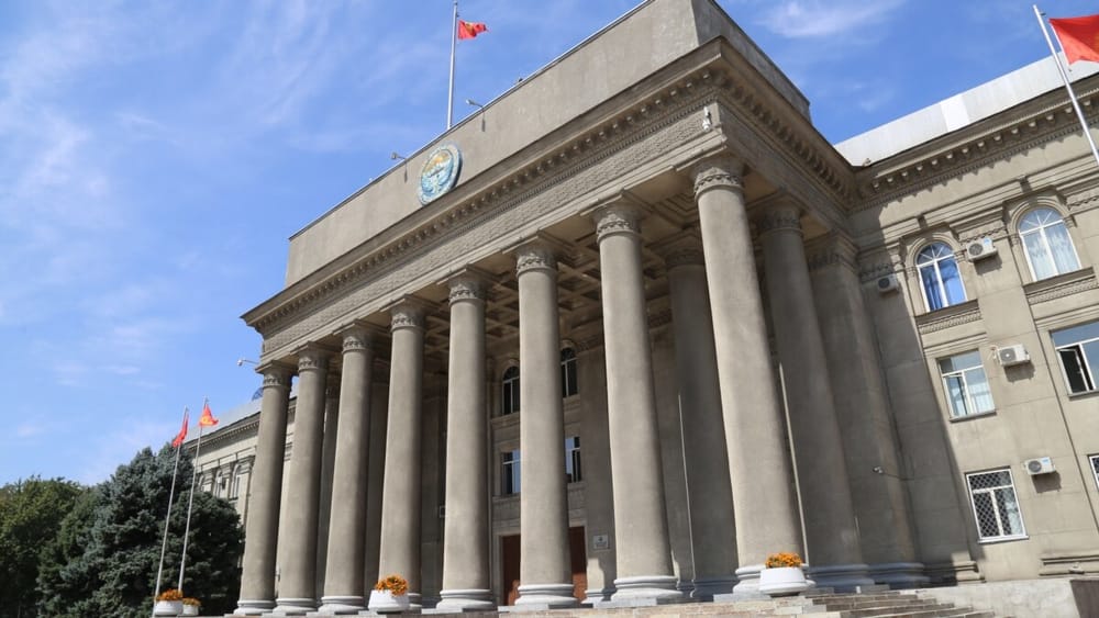 Мамлекеттик жана муниципалдык кызматчылардын саны 27.5 миңди түзөт изображение публикации