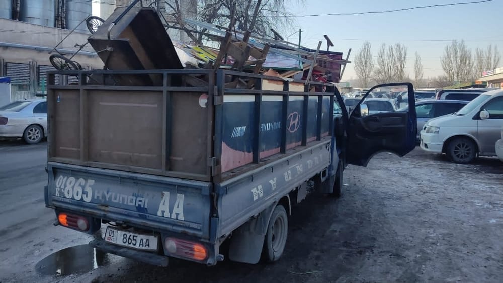 Ош базардын тегереги башаламан соодадан тазаланууда изображение публикации
