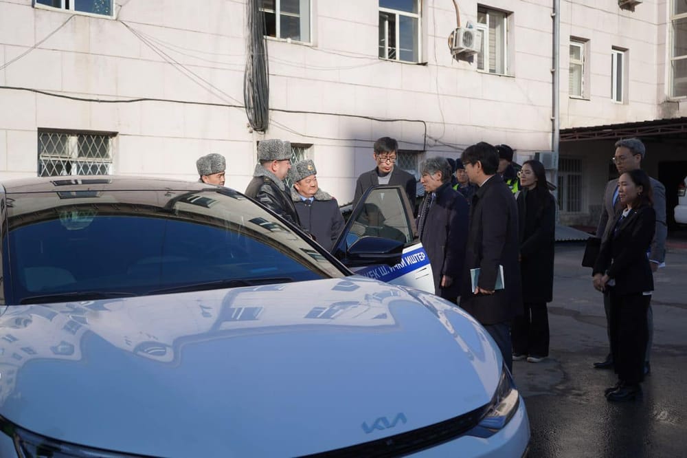 Кореянын элчилиги Бишкектин милициясына үч электромобилди тапшырды изображение публикации