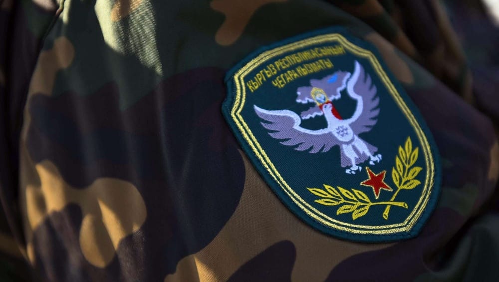 Чек арачыларга пара берген бир топ адам кармалды изображение публикации
