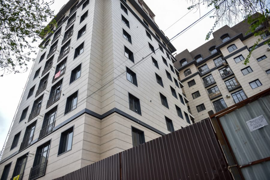 Бишкекте көп кабаттуу үйдү курууда одоно мыйзам бузуулар аныкталды