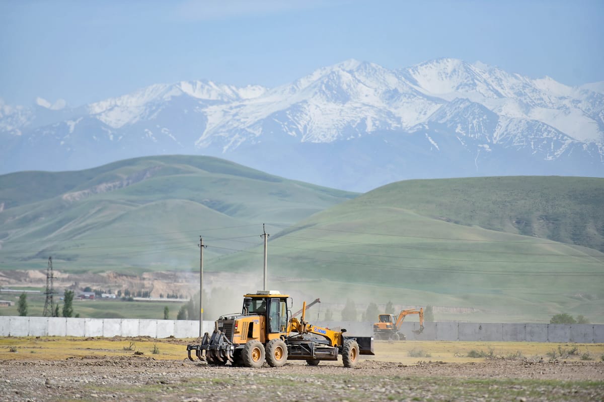 Акылбек Жапаров Чүй облусундагы өндүрүш ишканаларын кыдырды