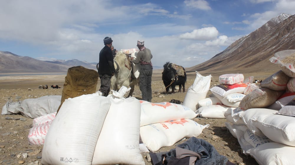 Кыргызстан Ооганстанга 111 тонна гуманитардык жардам көрсөттү