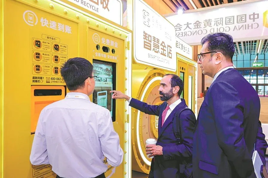 Кытайда алтынды автоматтык түрдө акча кылып берген аппарат орнотулду