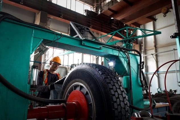 Токмоктогу жылына 10 миң дөңгөлөктү кайра иштетүүчү завод лицензи алды