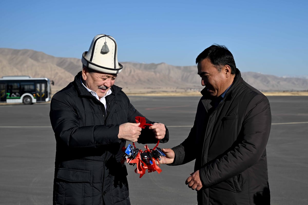 Касымалиев Нарынга жаңы автобустар менен коммуналдык техникаларды тапшырды