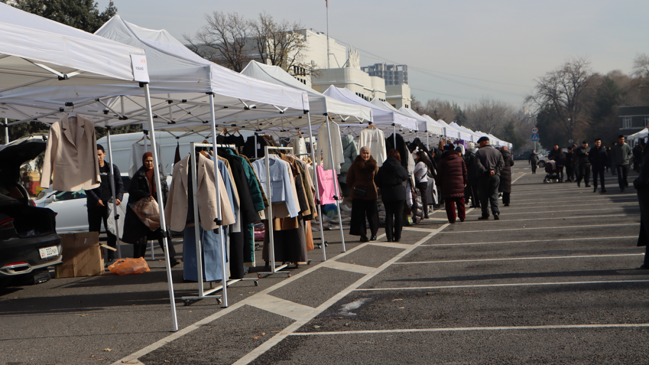 Бишкекте Кыргызстанда өндүрүлгөн продукциялардын жарманкеси өтүүдө