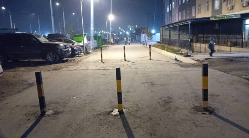 Жөө жүргүнчүлөрдүн коопсуздугу үчүн тротуарларга чектегичтер орнотулду