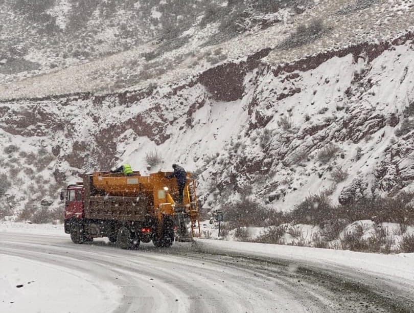 Транспорт министрлиги айдоочуларды кышкы дөңгөлөккө өтүүгө чакырат