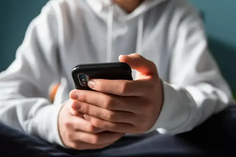 Казакстандык ата-энелер мектеп окуучуларынын телефон колдонгону үчүн айып пулга жыгылышат