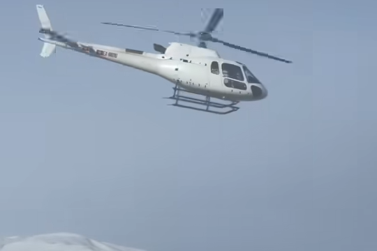 Сары-Кыр ашуусунда калган жаранды куткарууга ӨКМдин тик учагы учуп кетти