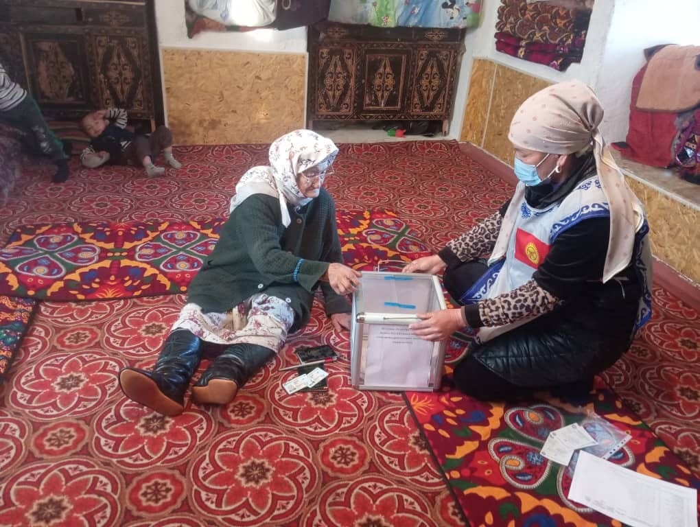 Кыргызстанда добуш берүүчү жайдан тышкары добуш берүү ѳтүп жатат