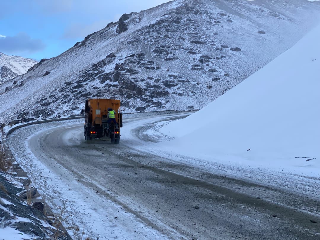 Кар жаап жаткан аймактарда жол тейлөө кызматтары күнү-түнү иштөдө