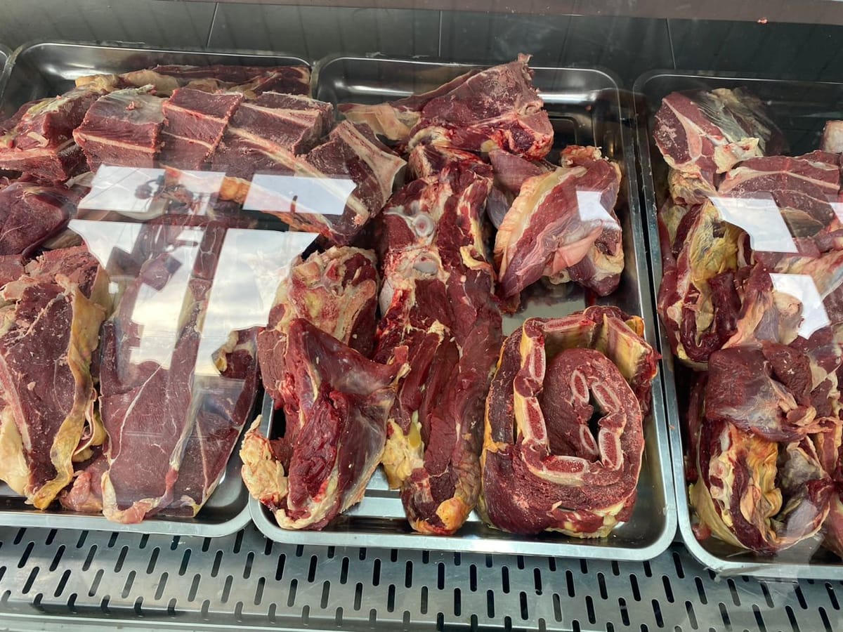 Ош базарындагы арзан эт саткан социалдык дүкөн министрликтин көзөмөлүндө