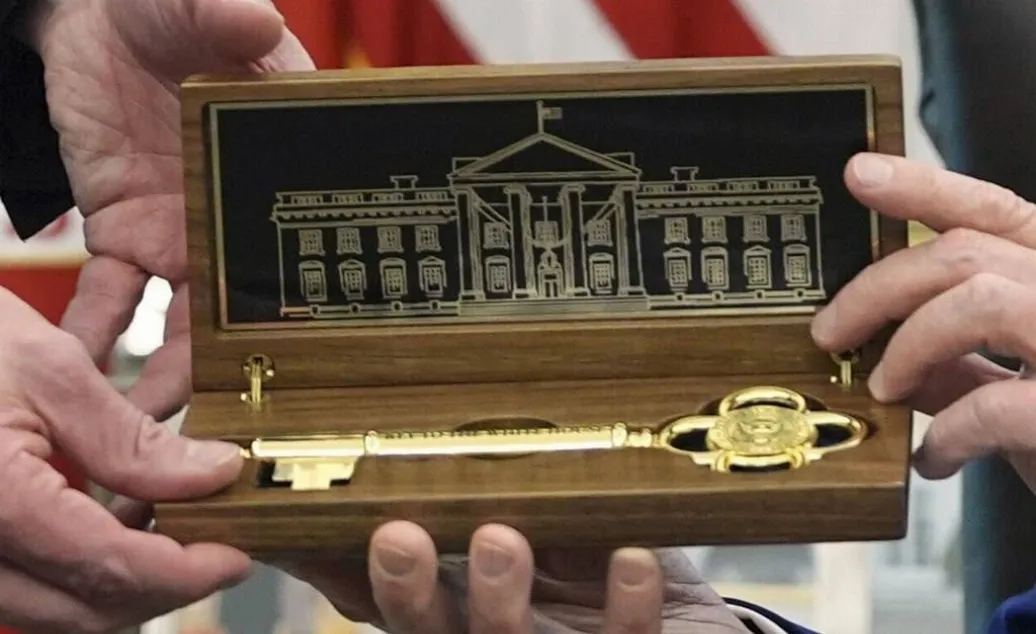 Дональд Трамп Түштүк Корея президентине алтын ачкыч белек кылды