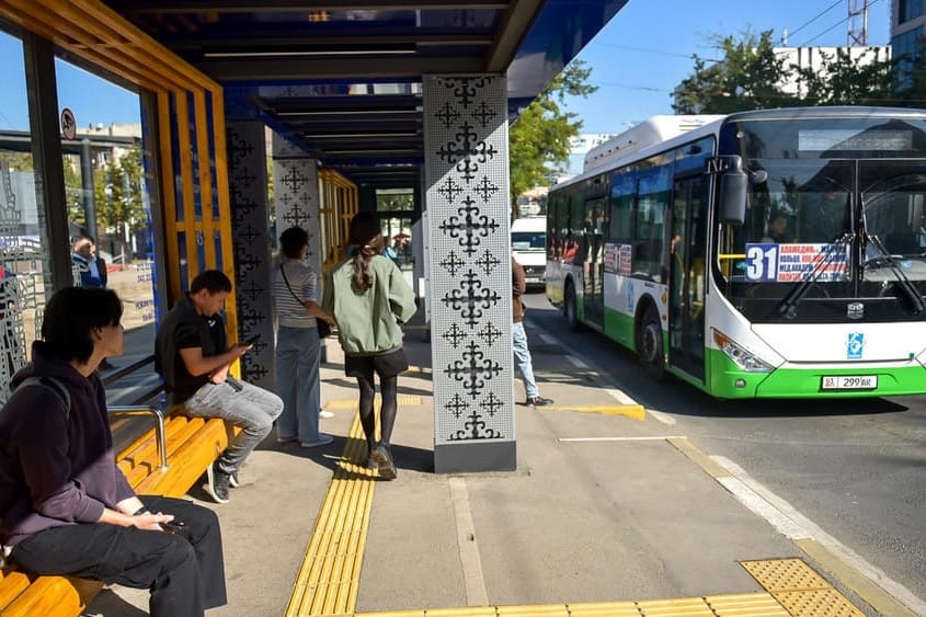 Бишкекте эмнеге машруттар өзгөртүлдү жана айдоочулар неге жетизсиз? Мэрия жооп берди