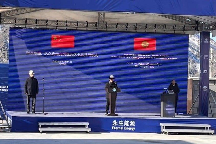 Президент Кыргызстандагы 100 мегаватт кубаттуулуктагы күн электр станциясын ачты