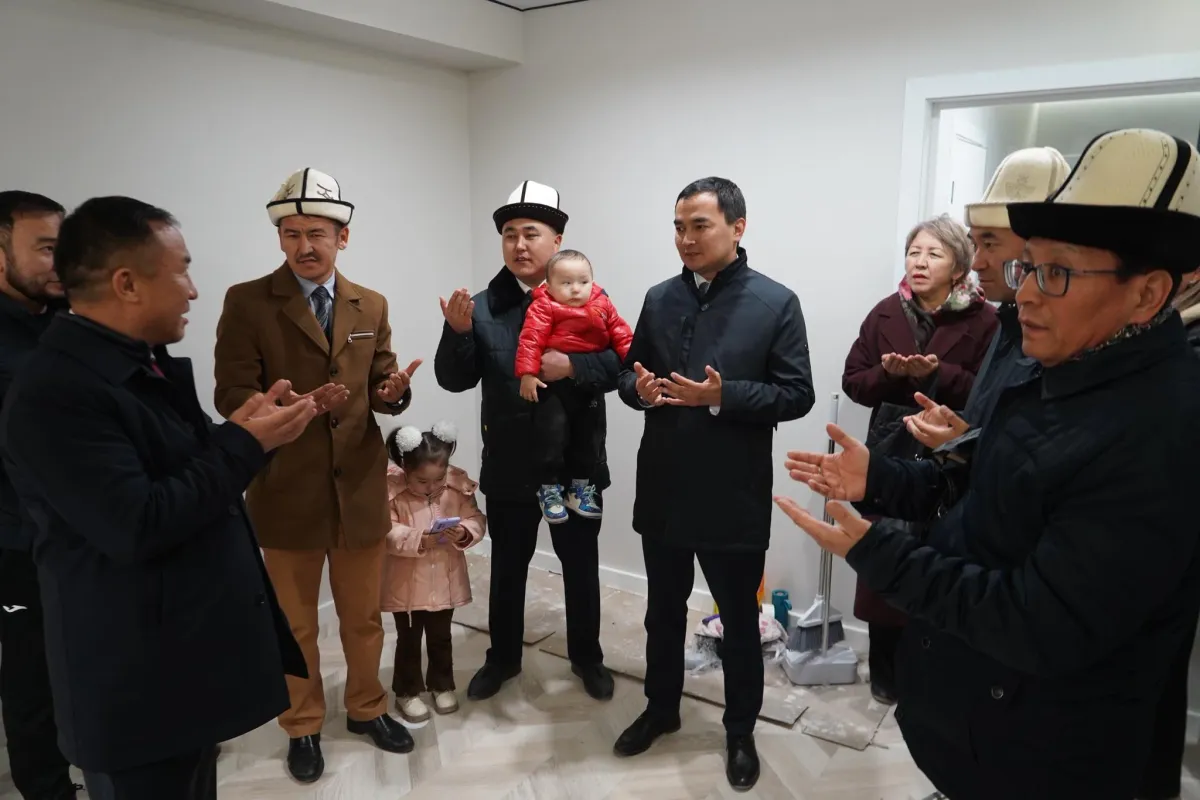 Жеке ишкер 7 манасчыга батир белек кылды