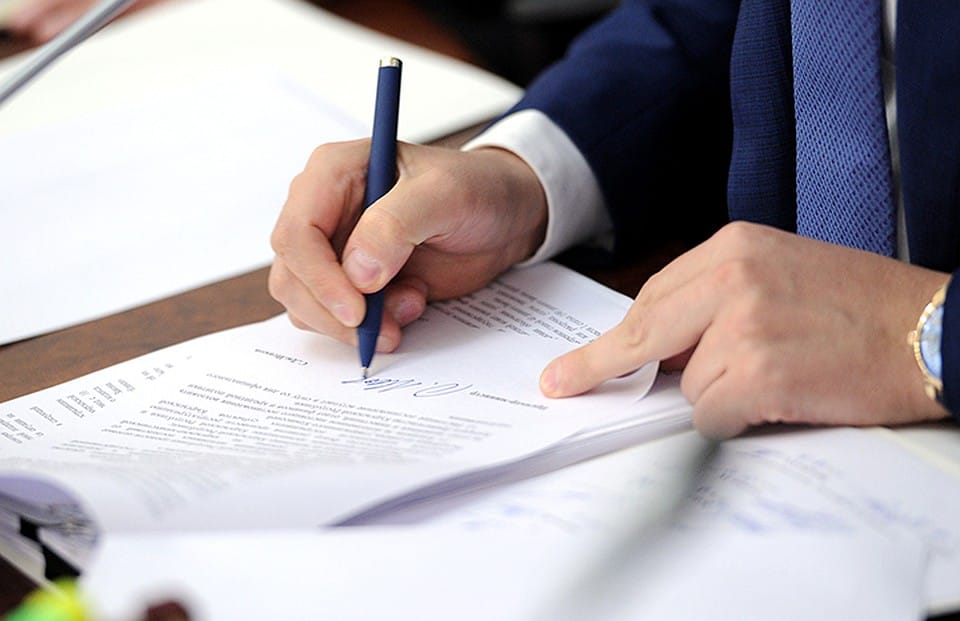 Тендерсиз мамлекеттик сатып алуулар: МинКаб мыйзамга масштабдуу жеңилдиктерди даярдап жатат