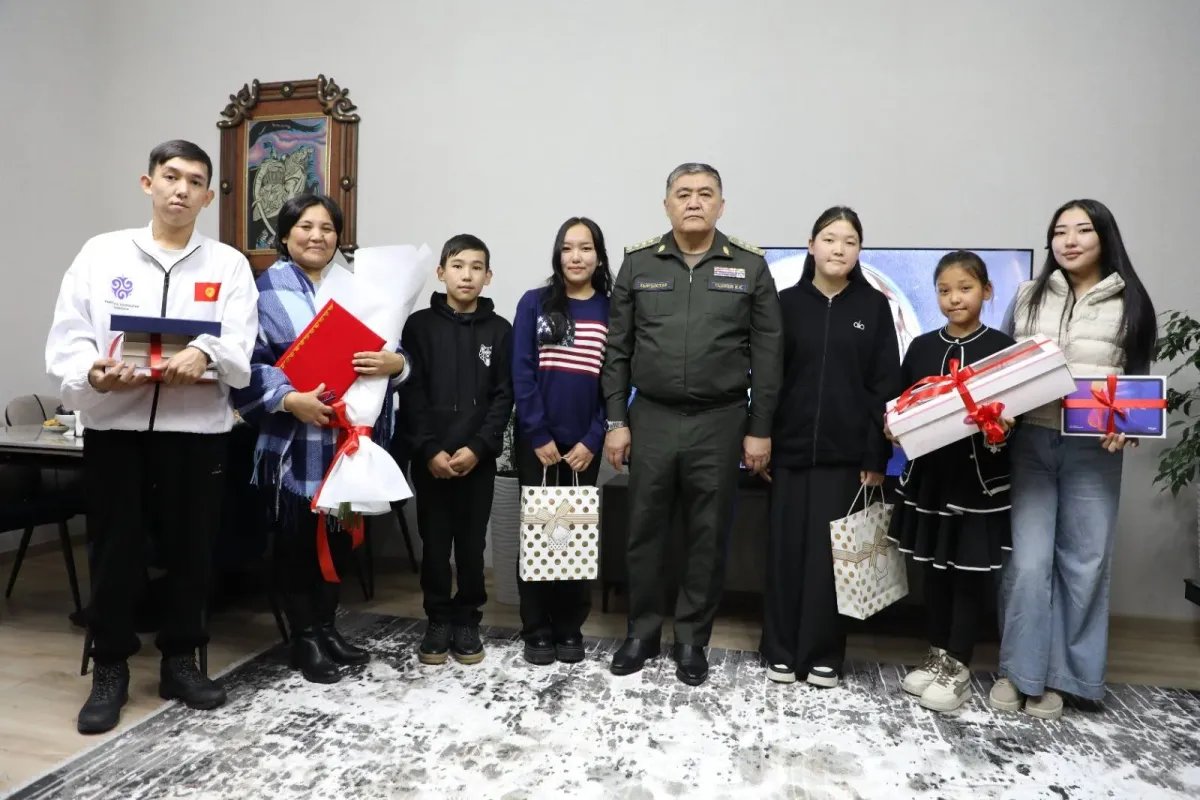 УКМК төрагасы К.Ташиев 6 баланын энесине белекке батир  берди