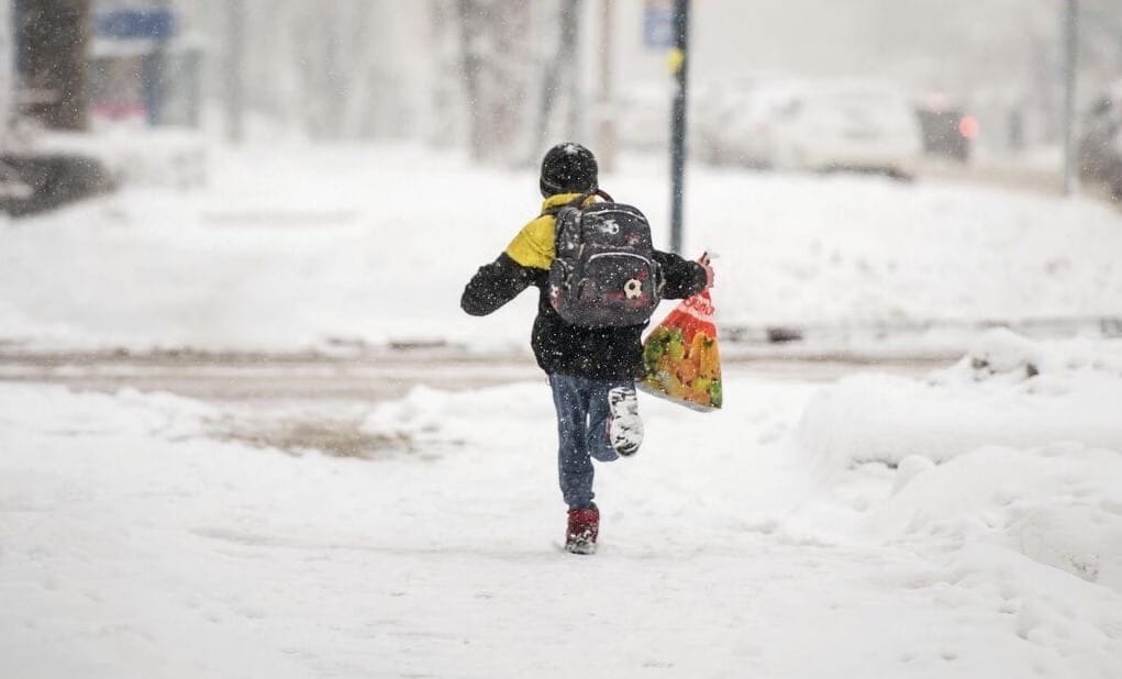Катуу суукка байланыштуу Нарын районундагы мектептер аралыктан окууга өттү