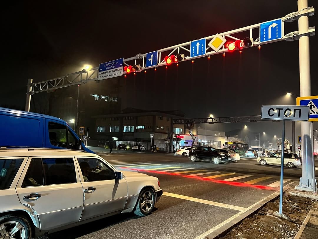 Бишкекте лазер жарыгы бар жол чырактар орнотулду