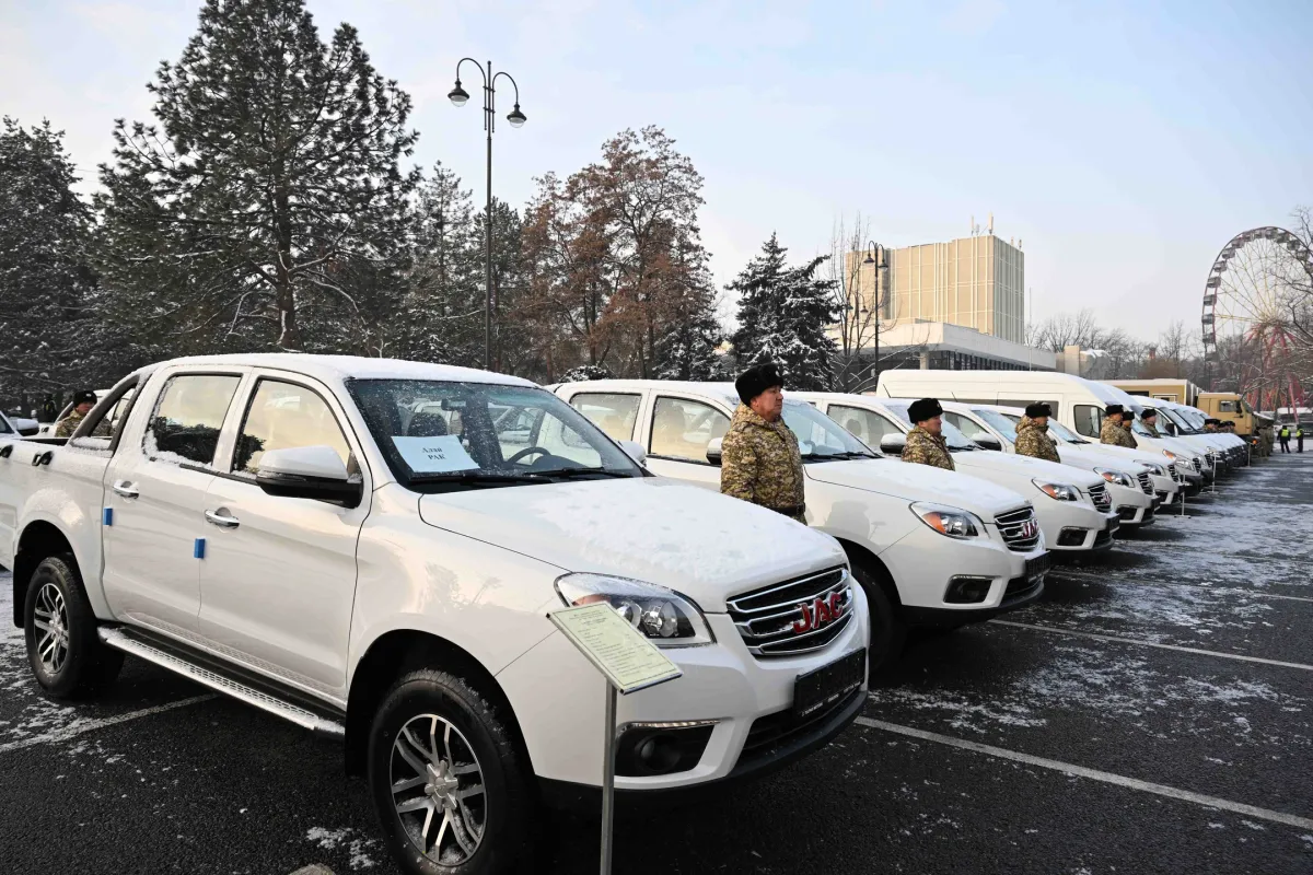 МинКаб төрагасы Адылбек Касымалиев Коргоо министрлигине 81 унаанын ачкычын тапшырды