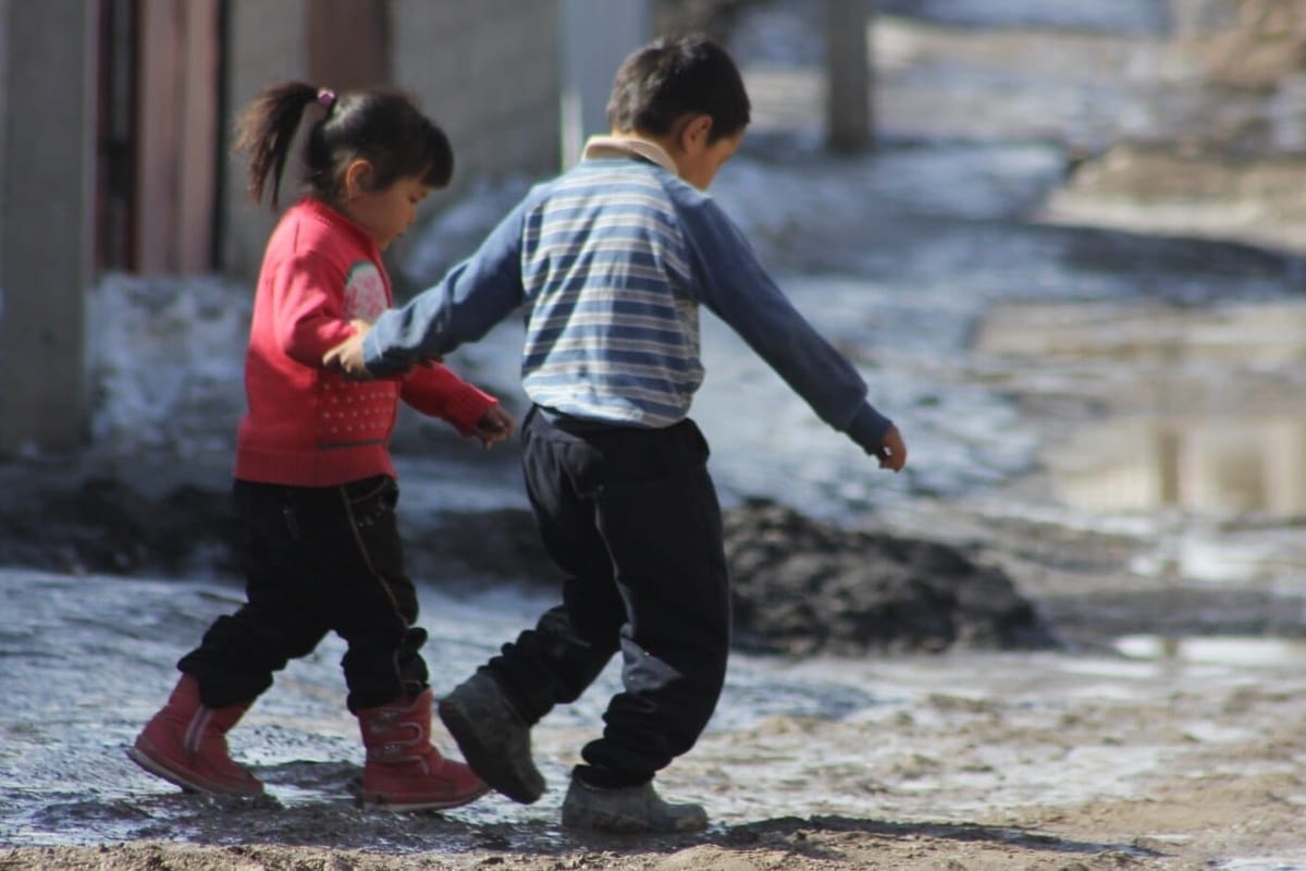 Кыргызстанда 950 миң бала жакырчылык деңгээлинде жашайт