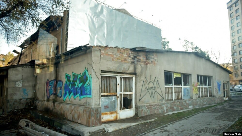 "Чатыр-Көл" кинотеатрынын имараты Бишкек мэриясынын карамагына өткөрүлдү