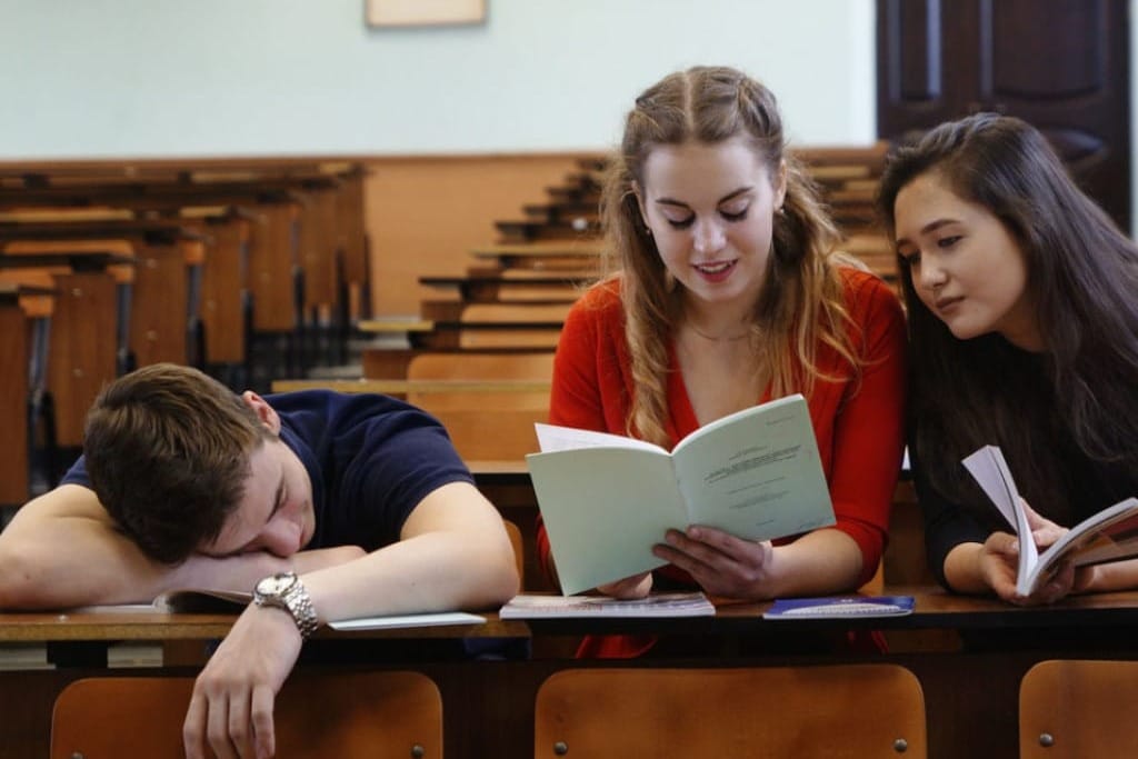 Билим берүү уюмдарында студенттерден айып пул өндүрүү практикасын токтотуу сунушталууда