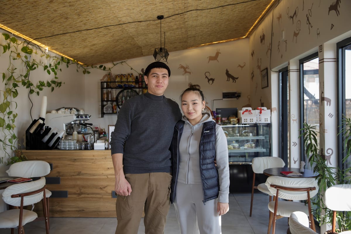 Радиочудан бар ээсине чейин: баткендик журналисттердин үй-бүлөсү кантип кофекана ачкан?