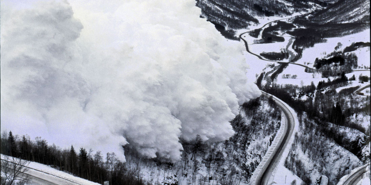 Өлкөнүн бир катар ашууларында кар көчкү түшүү коркунучу бар