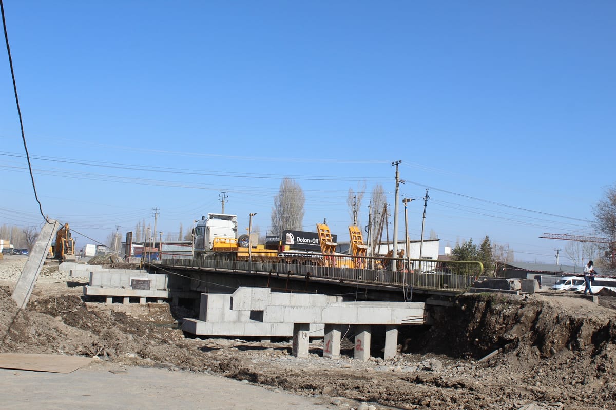 Лебединовка–ГЭС-5 жолундагы көпүрө кеңейтилүүдө: кыймыл убактылуу чектелди