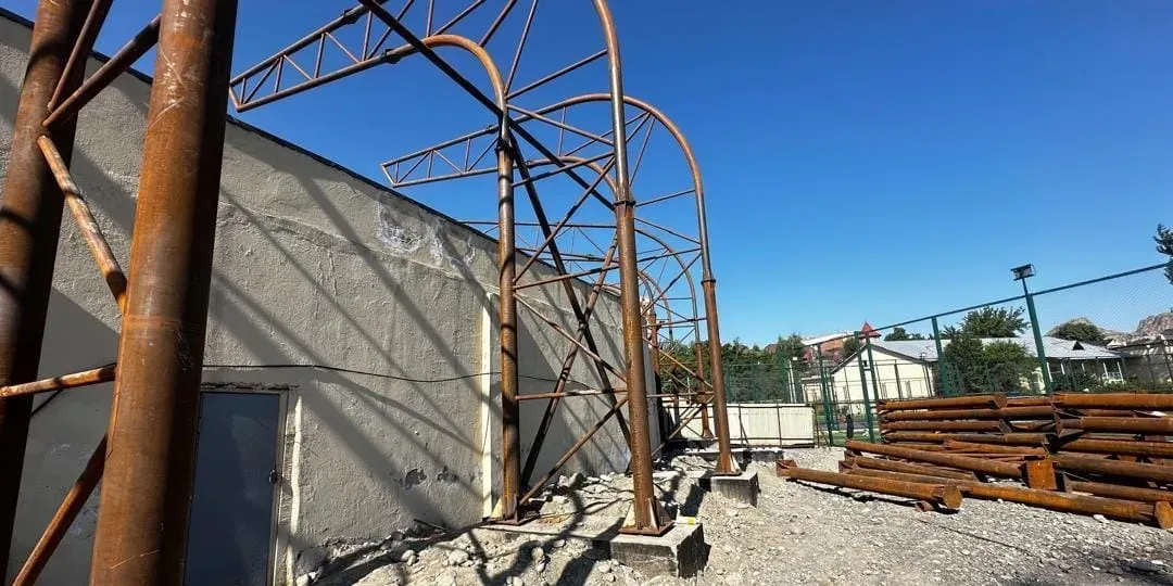 Оштогу борбордук стадиондун курулуш иштерине текшерүү жүргүзүлдү