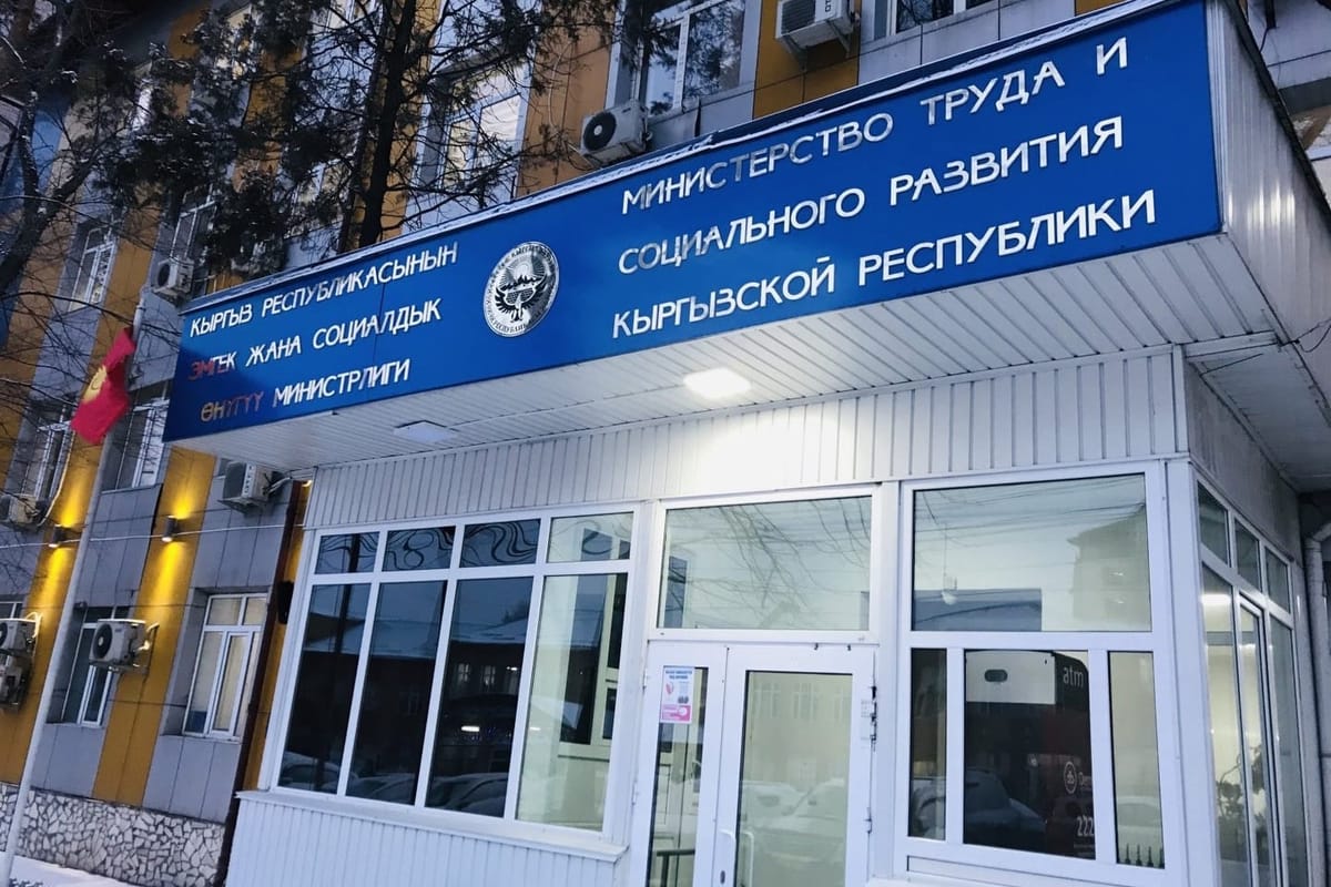 Эмгек, миграция министрлиги кыргызстандык жаранга 2 млн 174 сом өндүрүп берди
