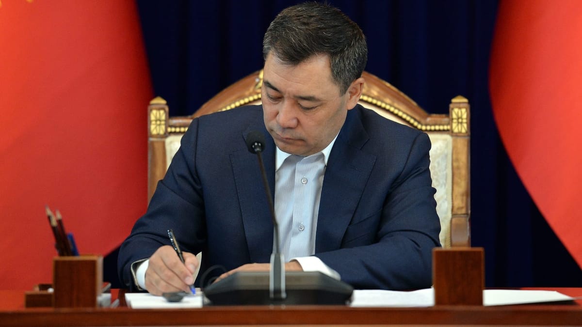 Президент "Кызмат" мамлекеттик ишканасын өзүн өзү каржылоого өткөрдү